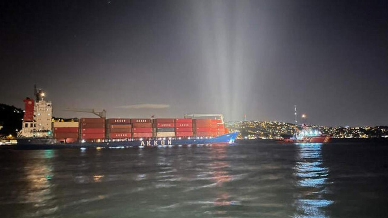 İstanbul Boğazı'nda gemi arızası, geçişler durdu