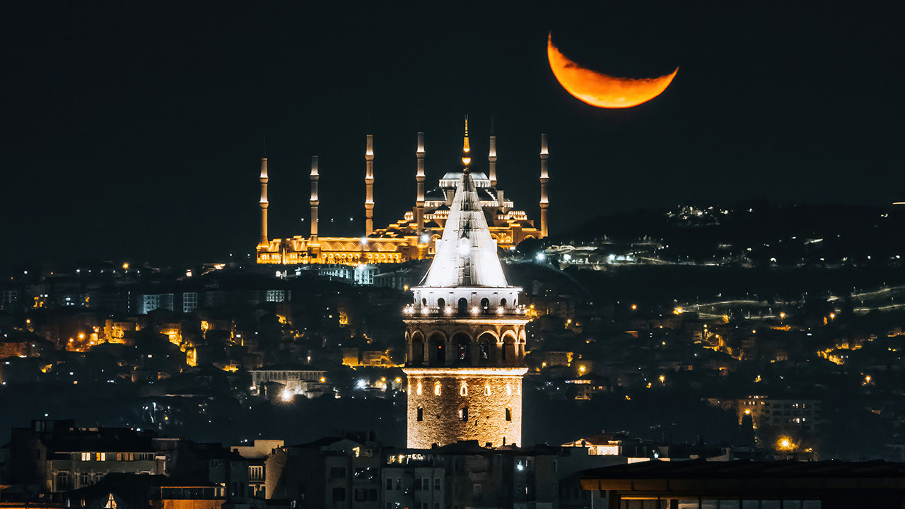 İstanbul'da yeni ayın büyüleyen görüntüsü