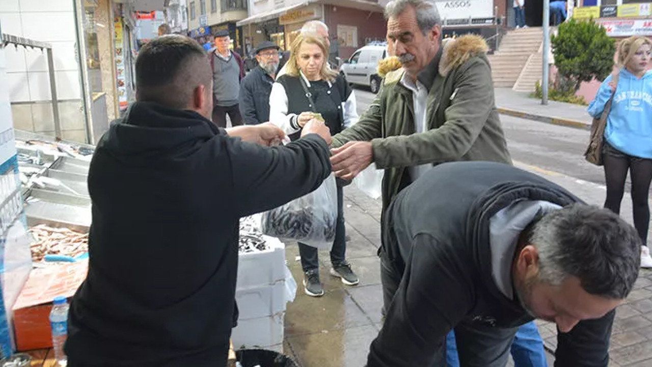 Kapış kapış satılıyor: Hamsinin fiyatı 10 liraya düştü