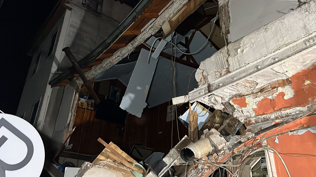 Depremin ardından bir iş yeri yıkıldı