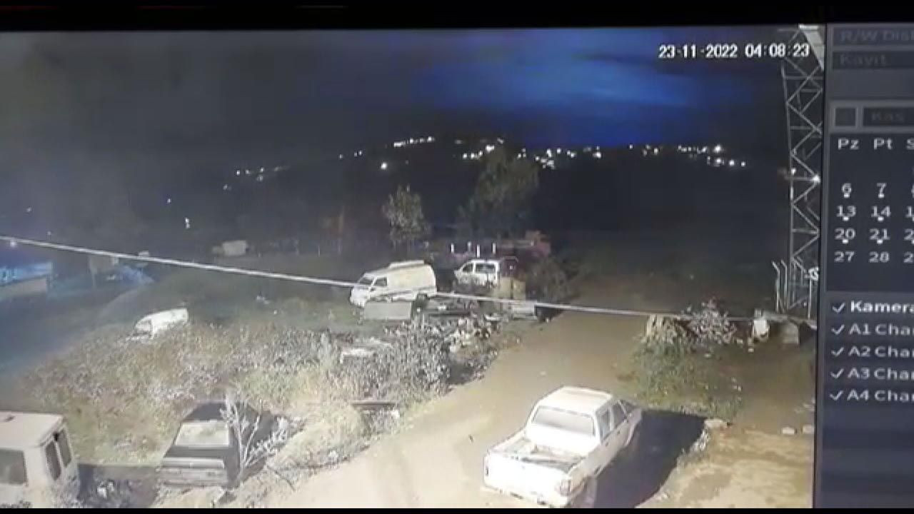 Deprem anında kaydedilen görüntü şoke etti! Işık patlaması kamerada - Resim: 1