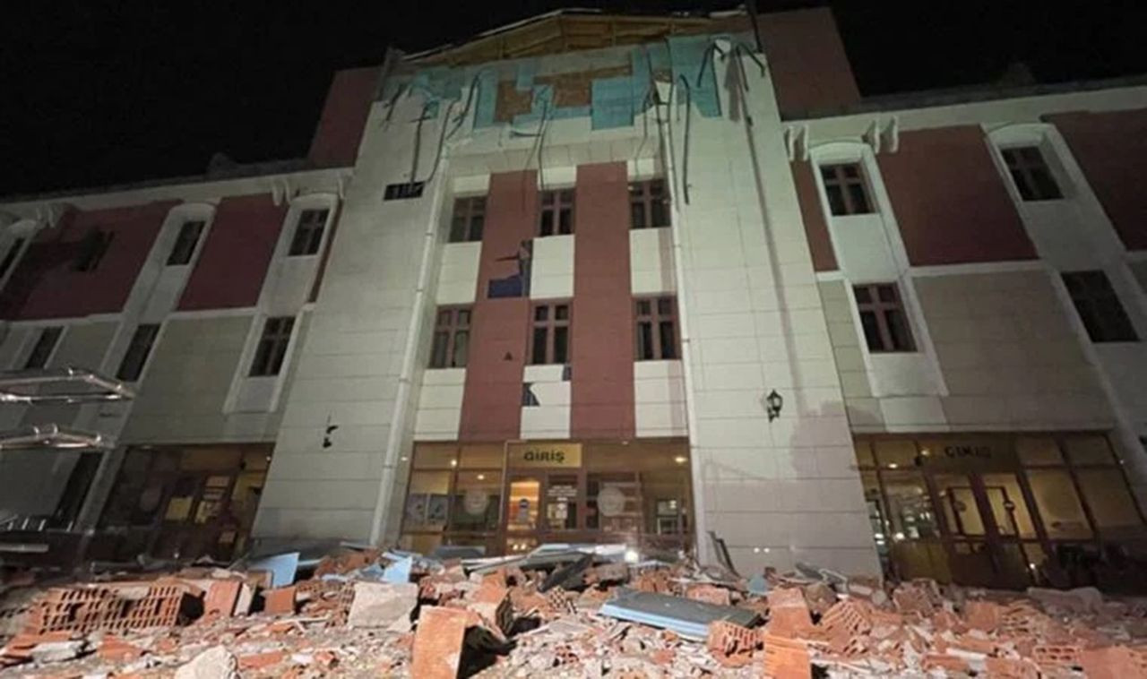 Düzce'de adliye binası yıkıldı! - Resim: 4