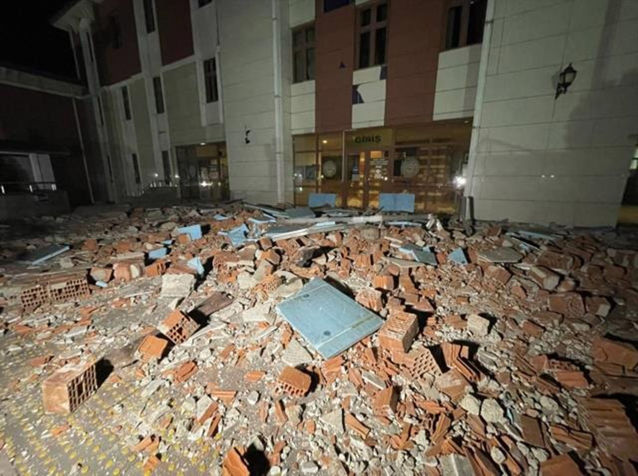Düzce'de adliye binası yıkıldı! - Resim: 5