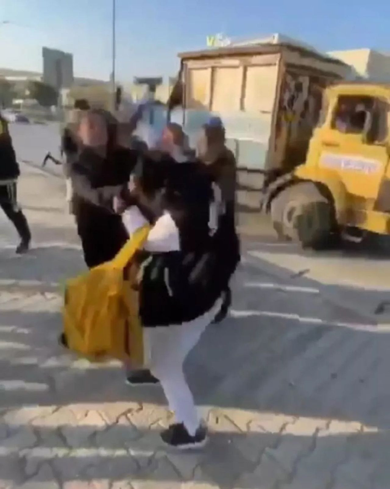 Liseli kızlar birbirine girdi, arkadaşları gülerek izledi - Resim: 1