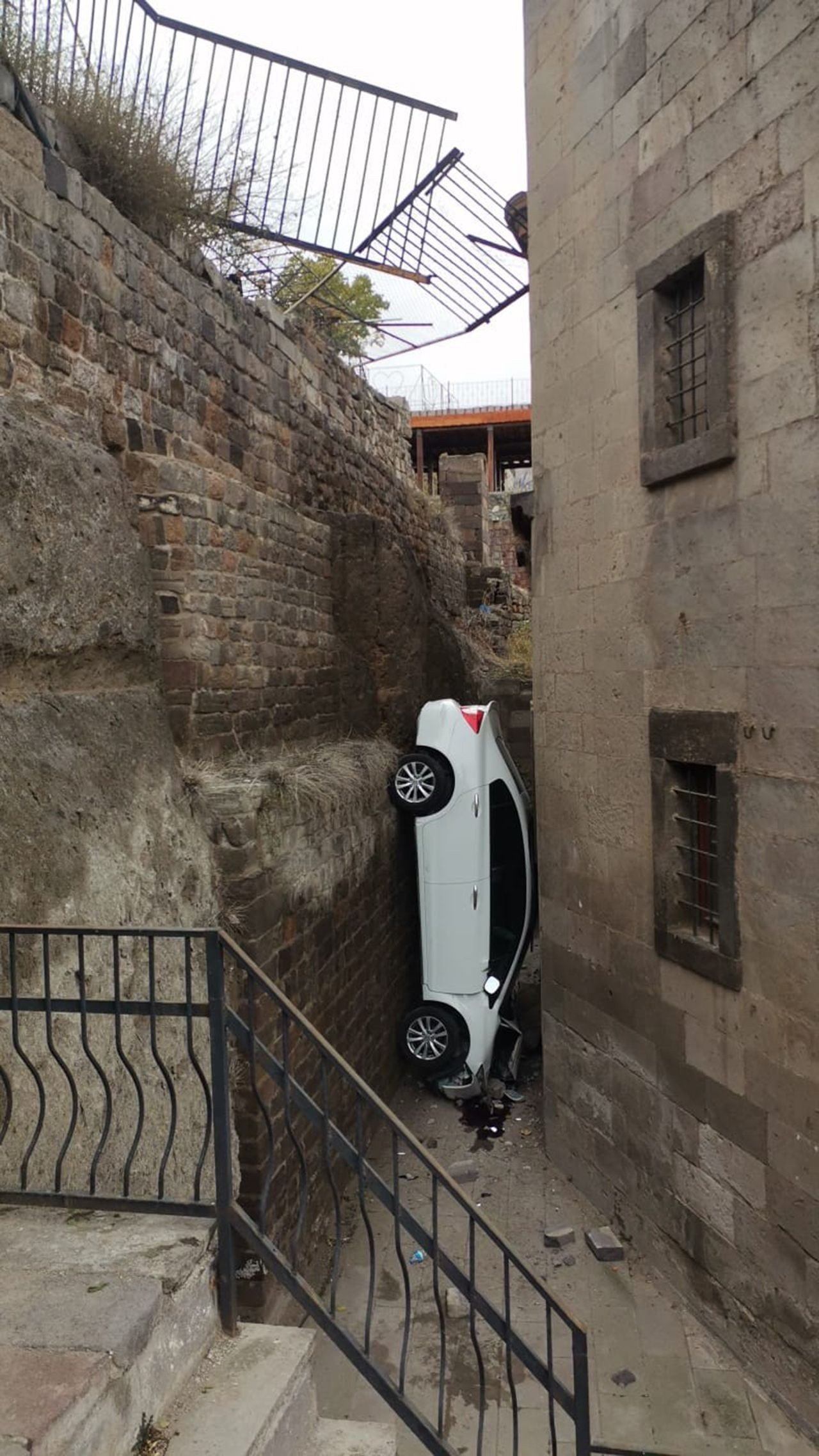 Öğretmenler gününde kadın öğretmen garip kazada ölümden döndü - Resim: 1