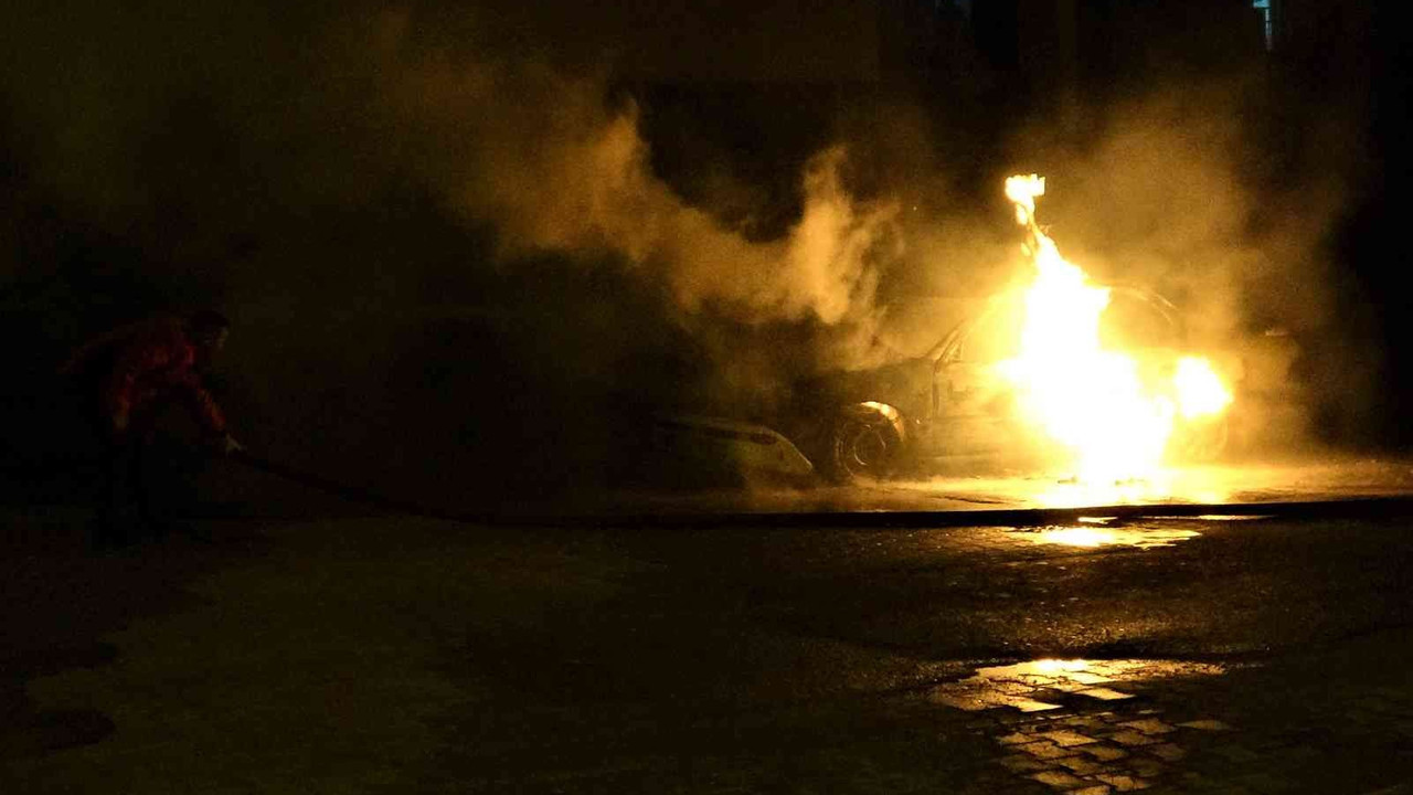 Mersin’de korku dolu anlar: Otomobil alev alev yandı