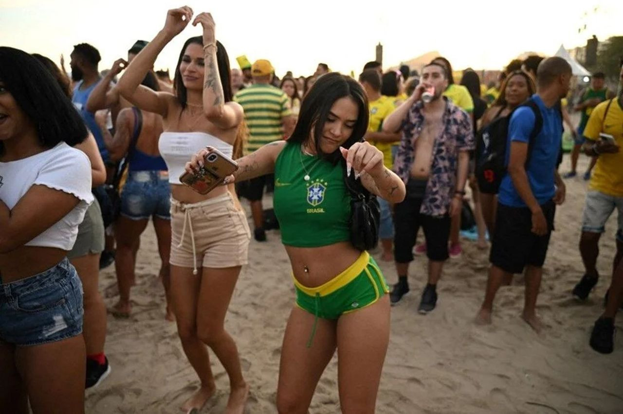 Yasakçı Katar'a inat plajda çılgın Dünya Kupası eğlencesi - Resim: 2