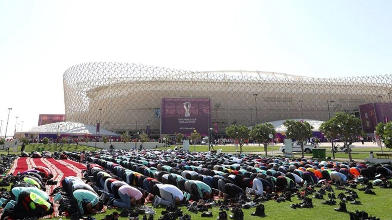 Dünya Kupası'nda İran taraftarı, stadın dışında Cuma namazı kıldı
