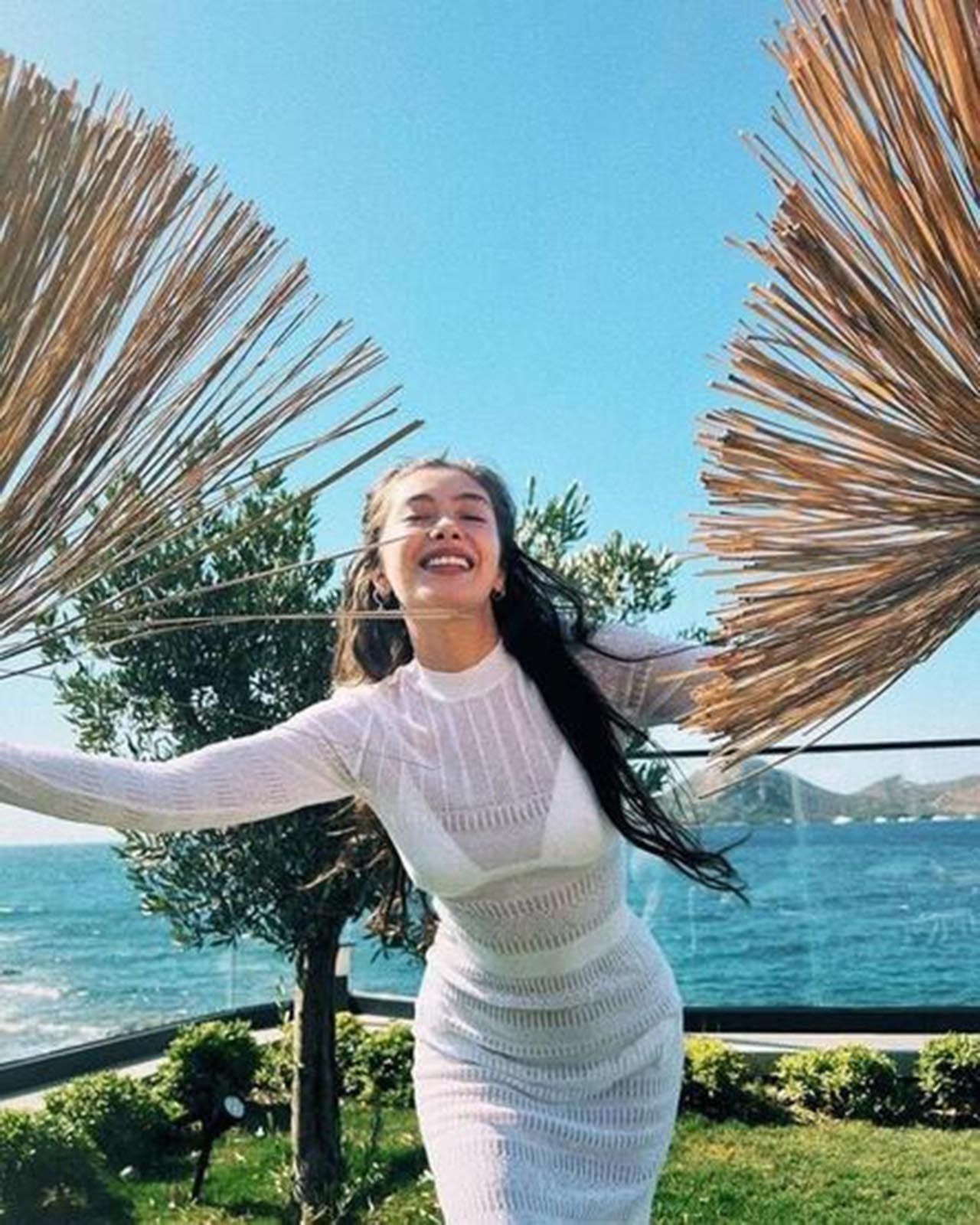 Neslihan Atagül derin göğüs dekolteli pozuyla beğeni topladı - Resim: 2