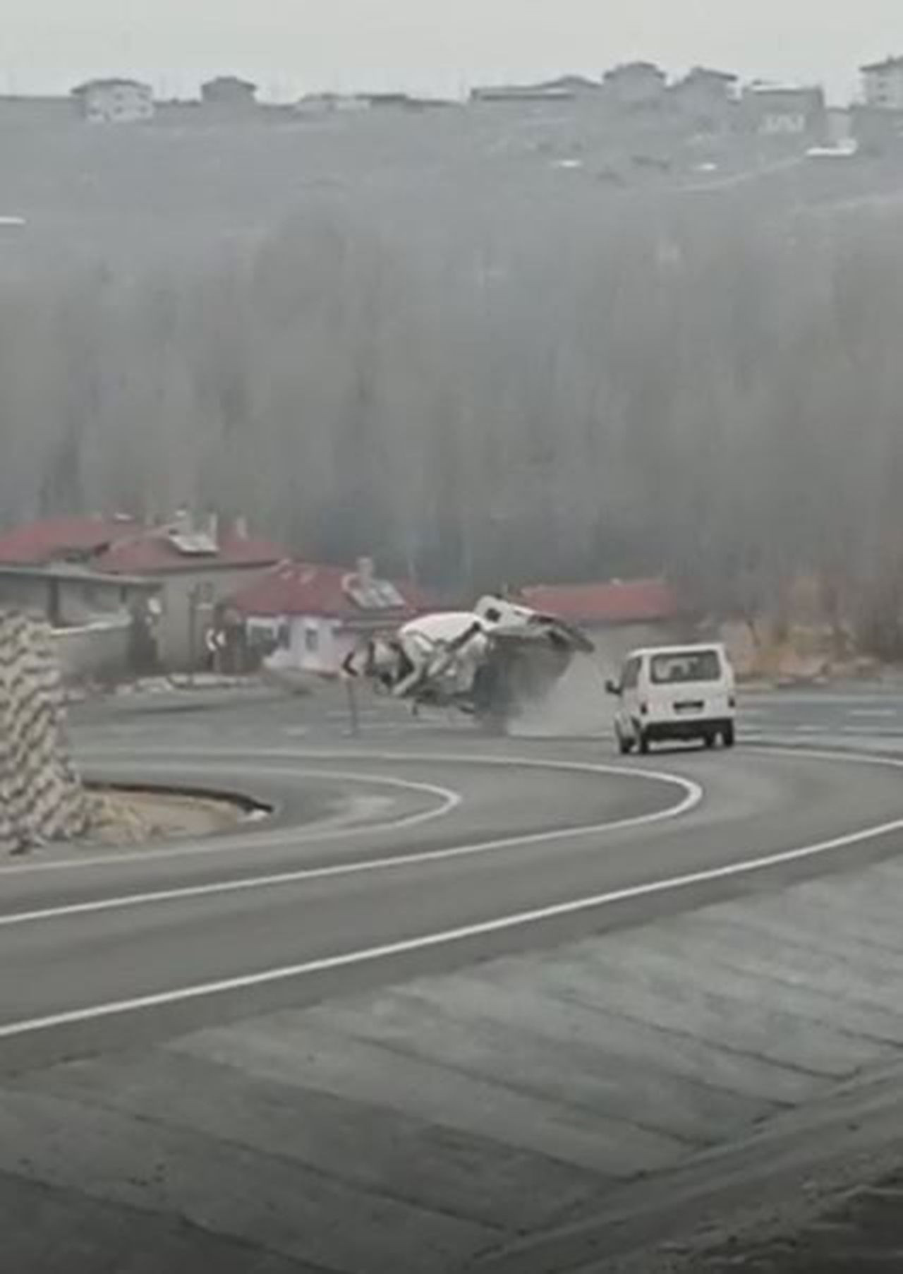 Sürücüsüz beton mikserinin inanılmaz kazası kamerada - Resim: 3