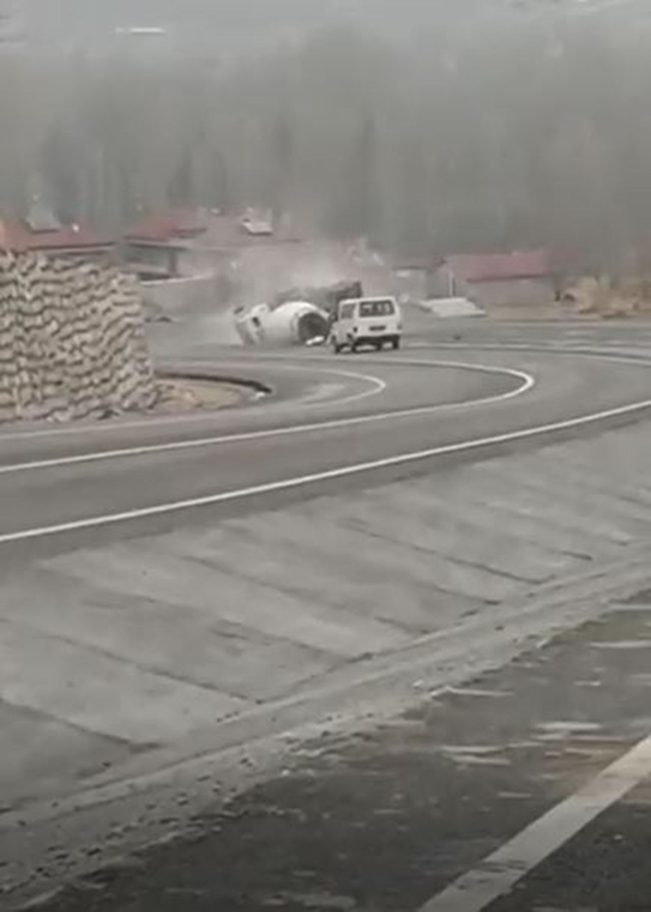 Sürücüsüz beton mikserinin inanılmaz kazası kamerada - Resim: 2