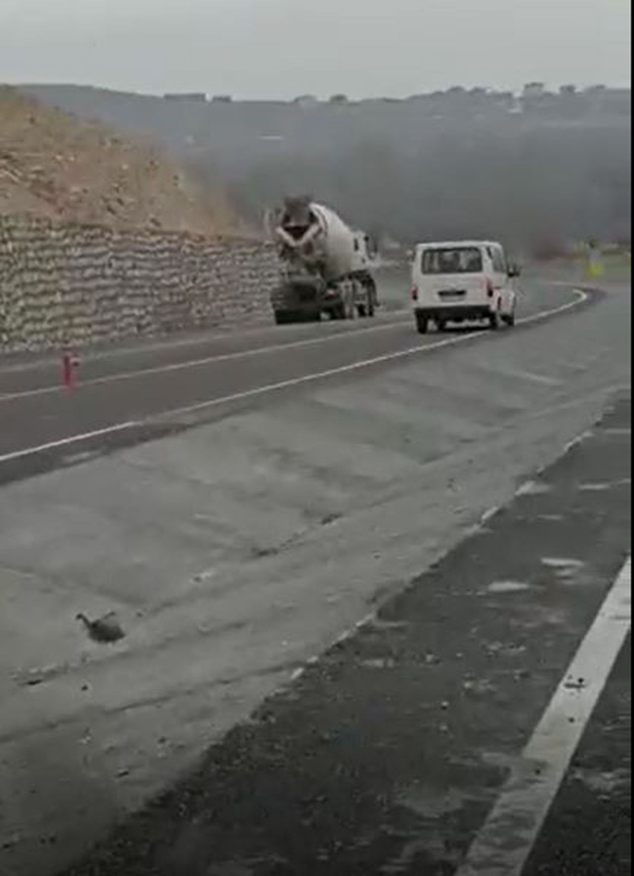 Sürücüsüz beton mikserinin inanılmaz kazası kamerada - Resim: 1