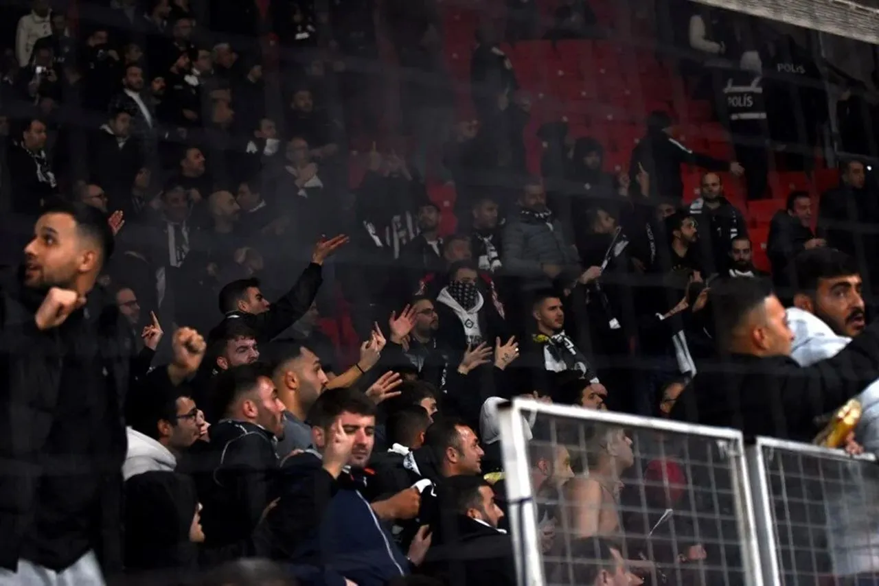 İzmir derbisinde kan aktı! Kaleciye korner direği ile vurdular, maç yarım kaldı