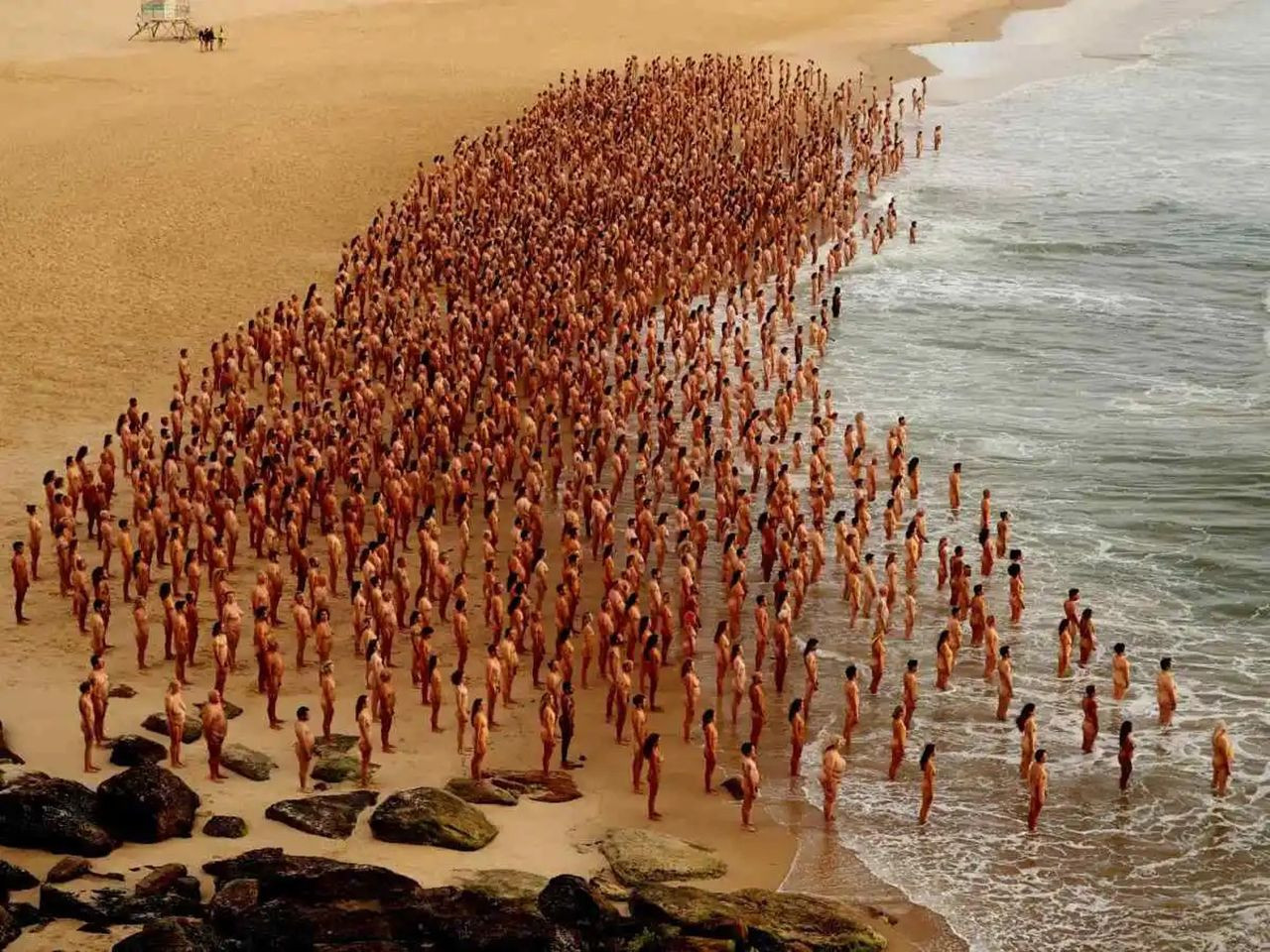 Ünlü plajda binlerce çıplak ''cilt kanseri'' için soyundu - Resim: 3