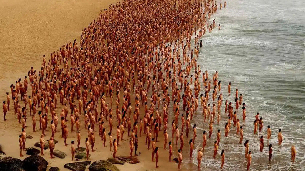 Ünlü plajda binlerce çıplak ''cilt kanseri'' için soyundu