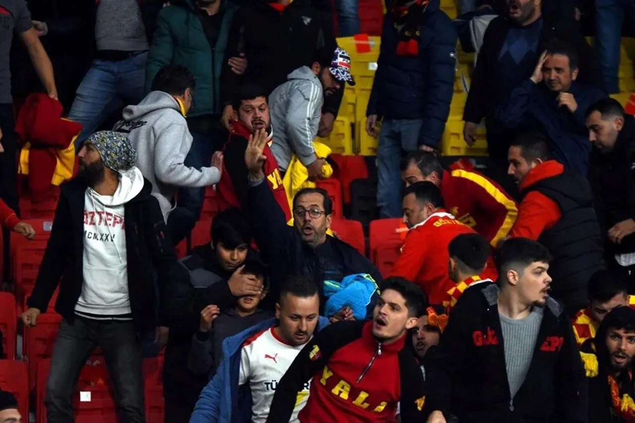 İzmir derbisinde kan aktı! Kaleciye korner direği ile vurdular, maç yarım kaldı