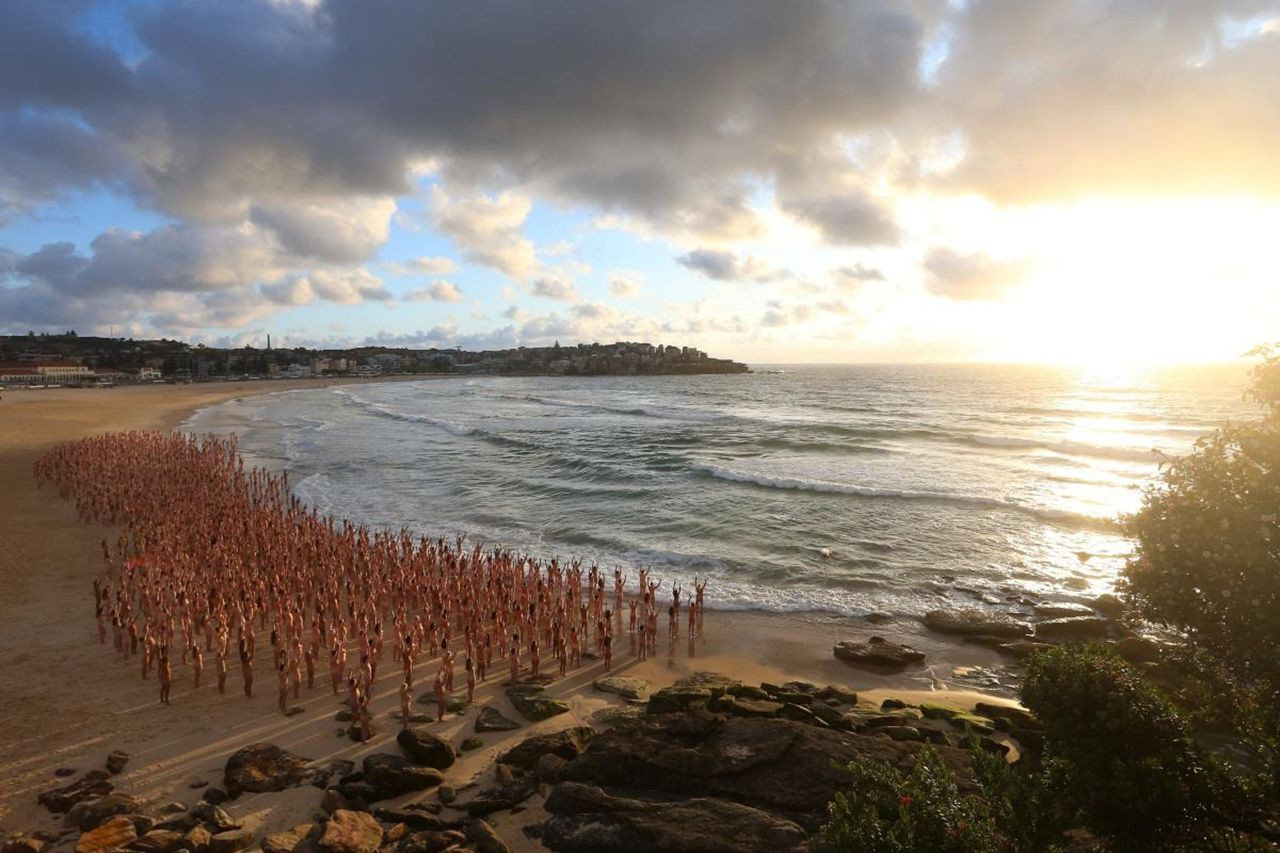 Ünlü plajda binlerce çıplak ''cilt kanseri'' için soyundu - Resim: 1