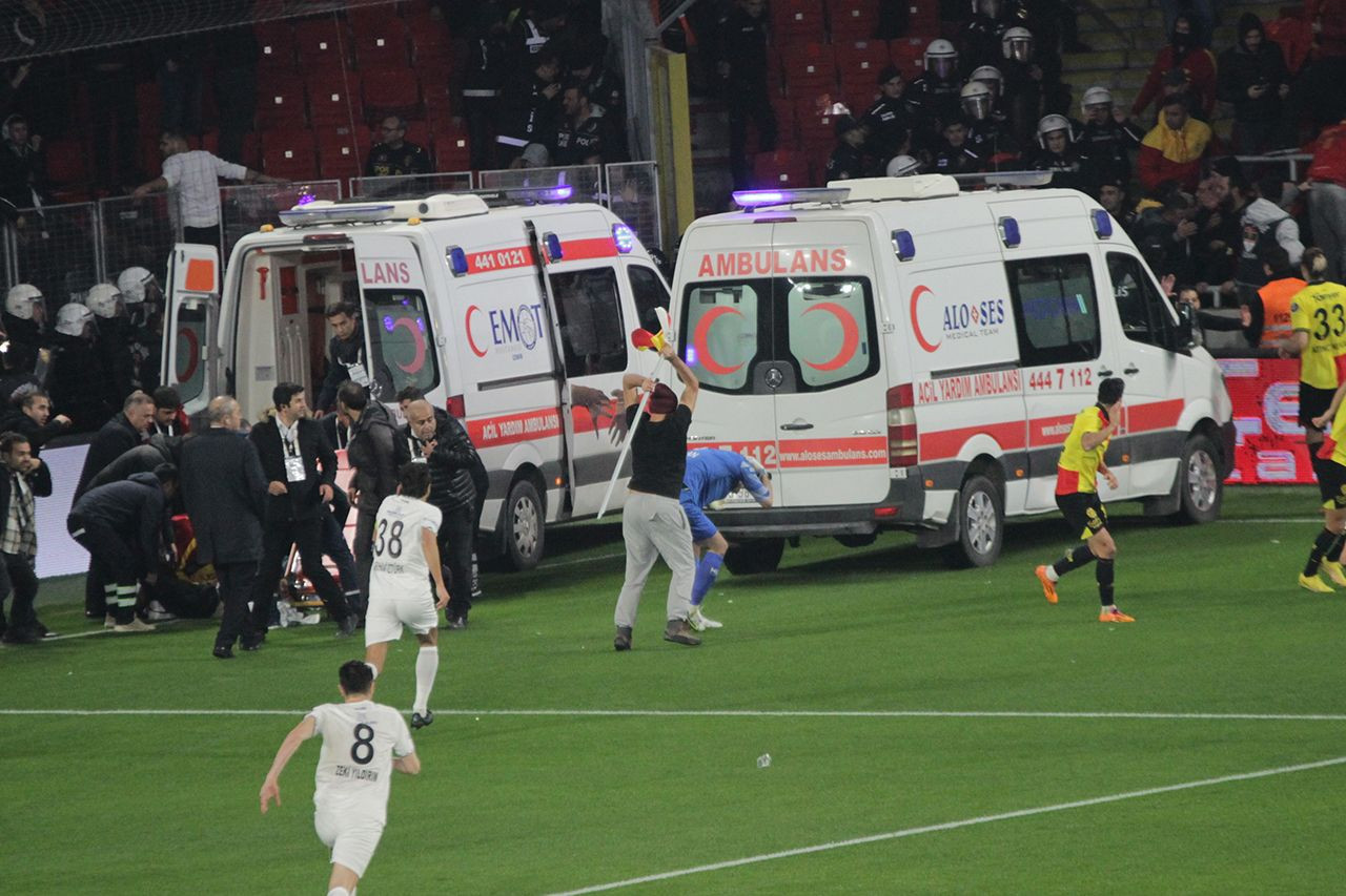 İzmir derbisinde kan aktı! Kaleciye korner direği ile vurdular, maç yarım kaldı - Resim: 23