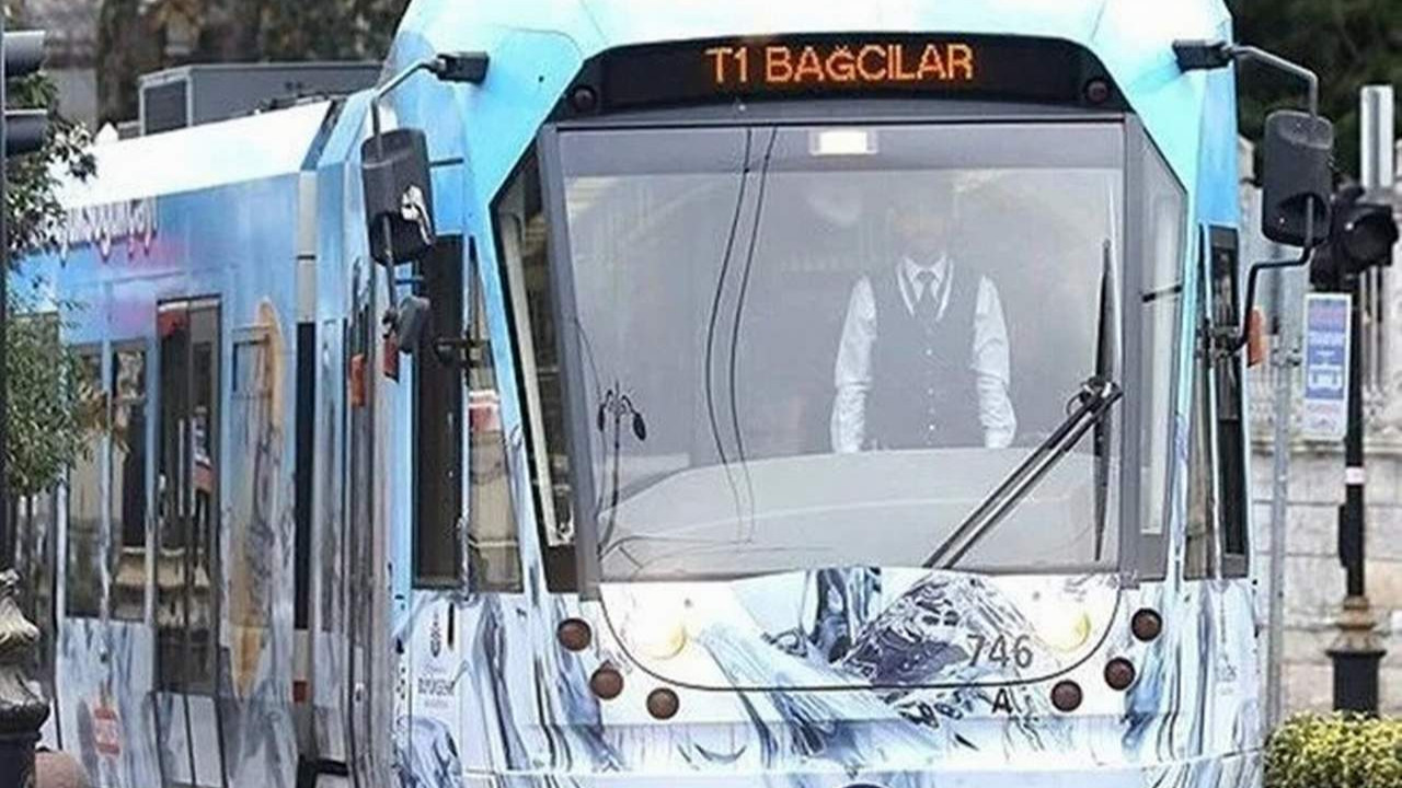 İstanbul'da aydınlatma direği devrildi: Tramvay seferleri aksadı