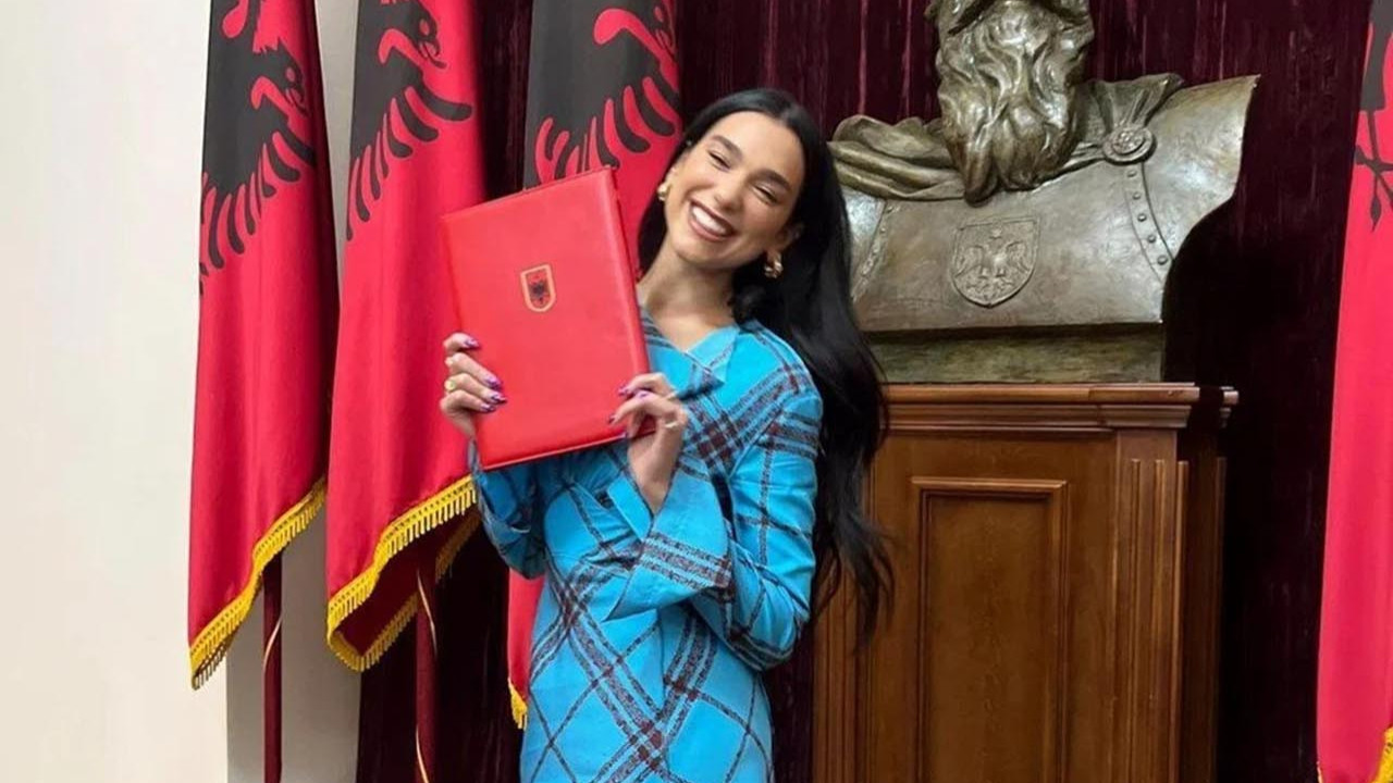Dünyaca ünlü şarkıcı Arnavutluk vatandaşlığı aldı