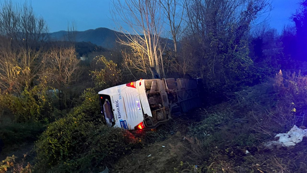 Yolcu otobüsü devrildi, 39 kişi yaralandı