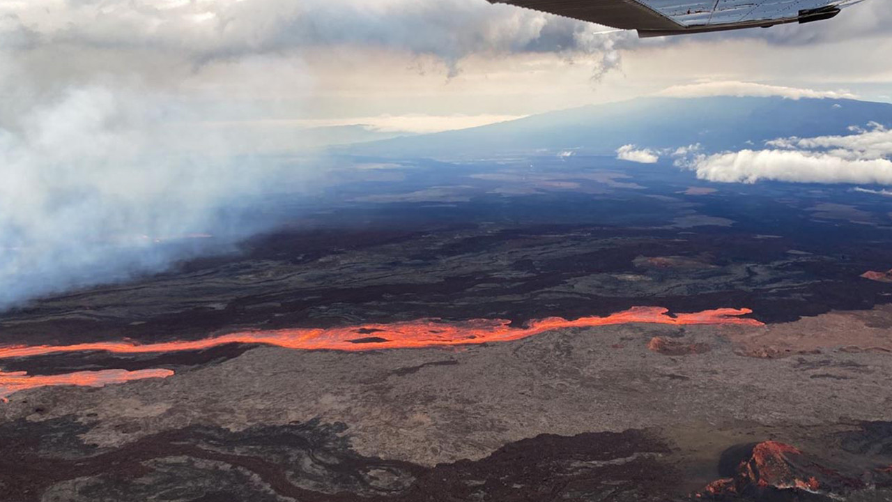 Canavar uyandı! Dünyanın en geniş yanardağı lav püskürtmeye başladı