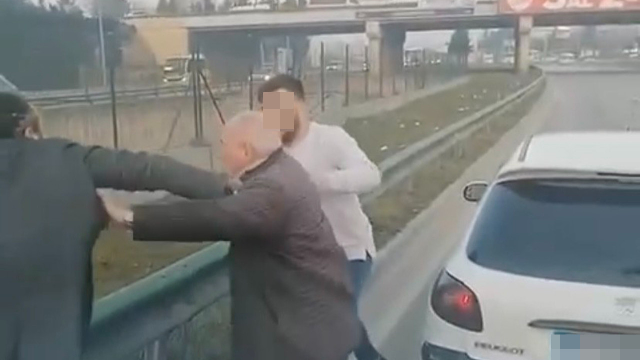 Trafik magandalarının yol verme kavgası kamerada