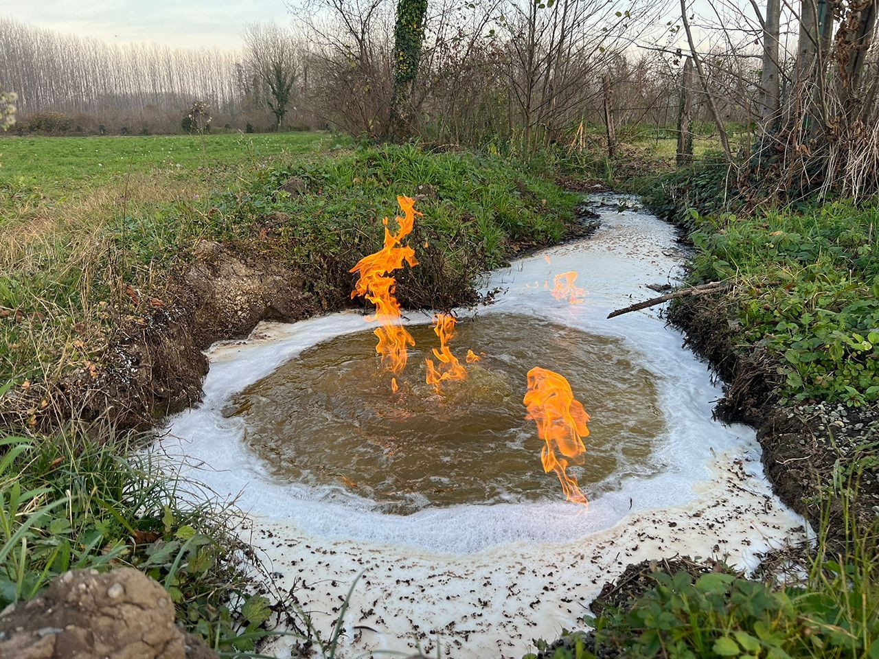Düzce depremi sonrası korkutan görüntü: Depremden beri alev alev yanıyor - Resim: 1