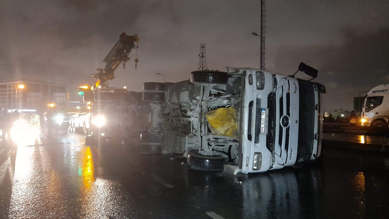 İstanbul'da harfiyat kamyonu devrildi