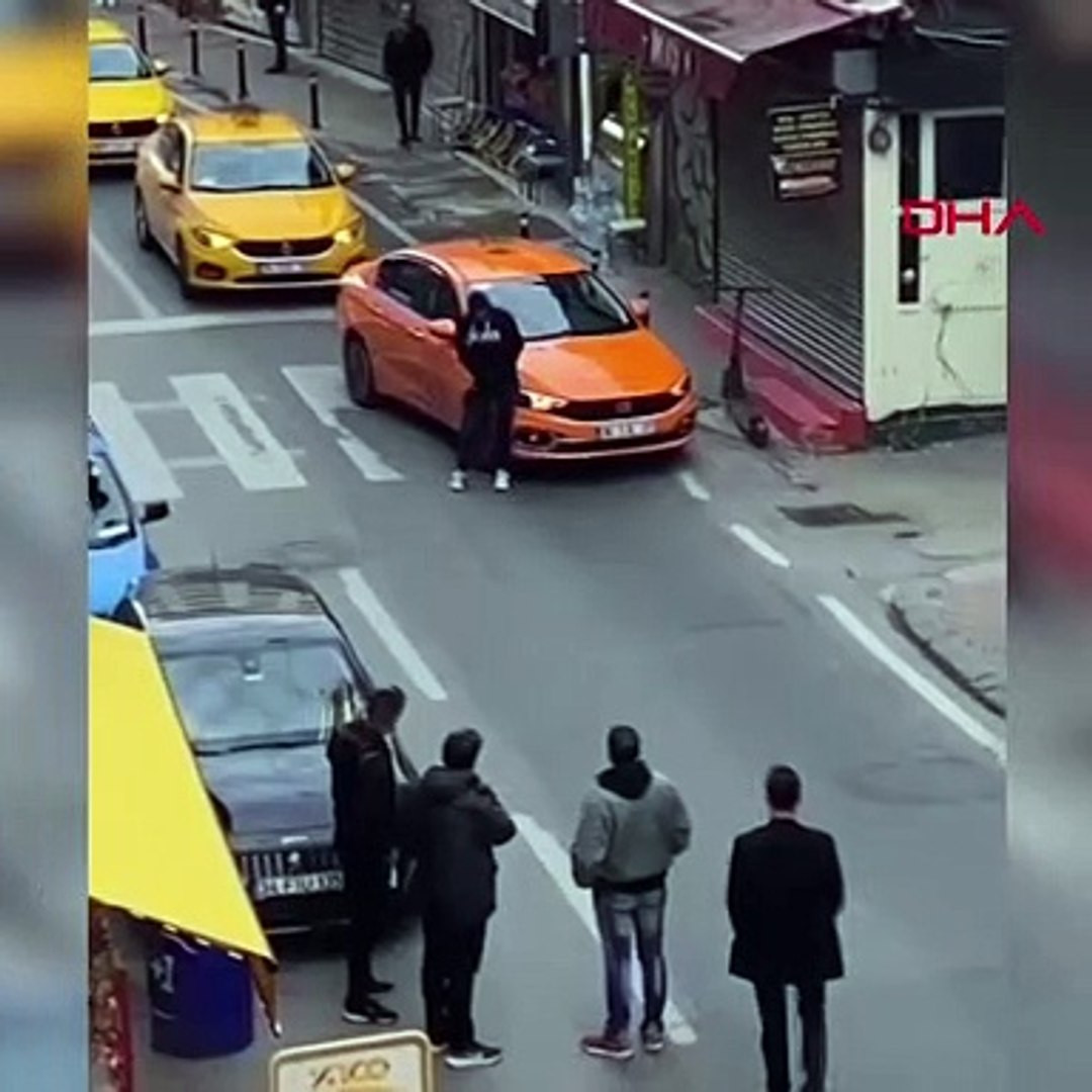 İstanbul trafiğinde akıl almaz görüntü! Kendini araçların üzerine attı
