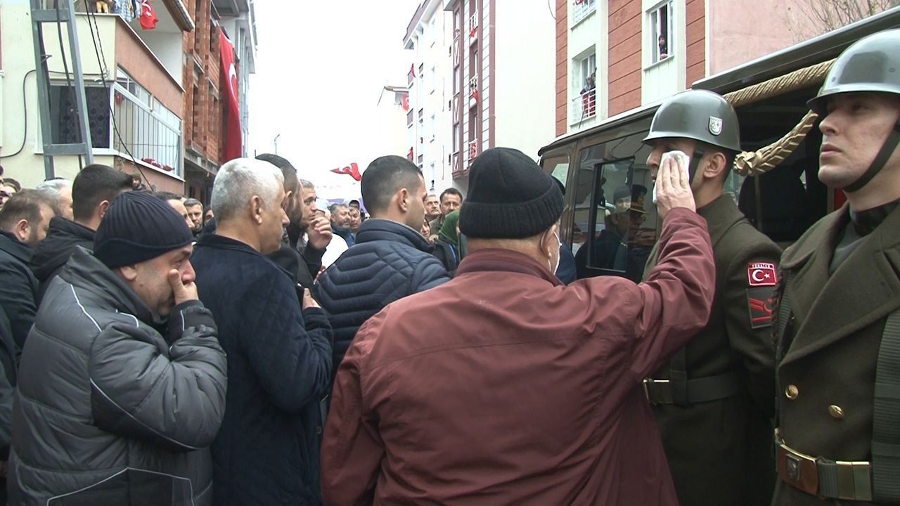 Şehit cenazesinde yürekleri yakan an - Resim: 1