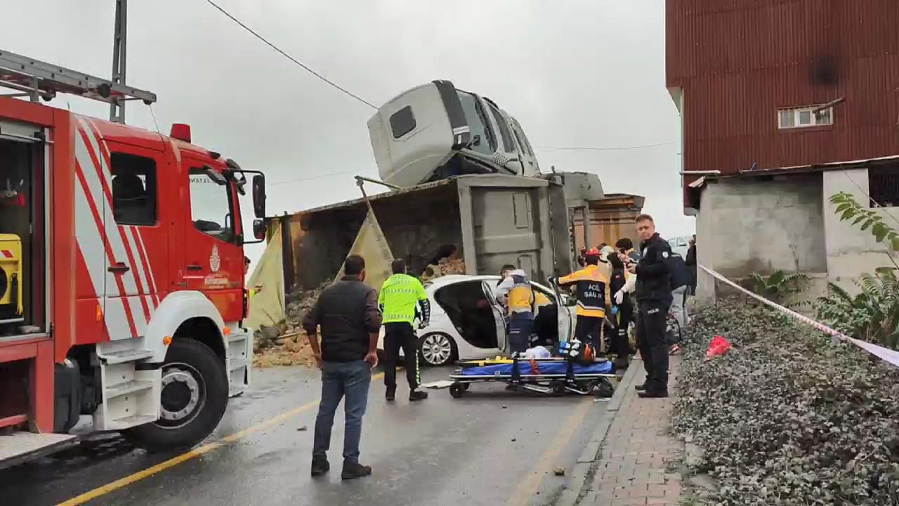 İstanbul'da korkunç kaza: Harfiyat kamyonu aracın üstüne devrildi - Resim: 1