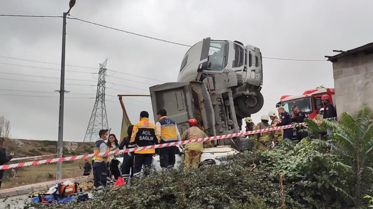 İstanbul'da korkunç kaza: Harfiyat kamyonu aracın üstüne devrildi - Resim: 3
