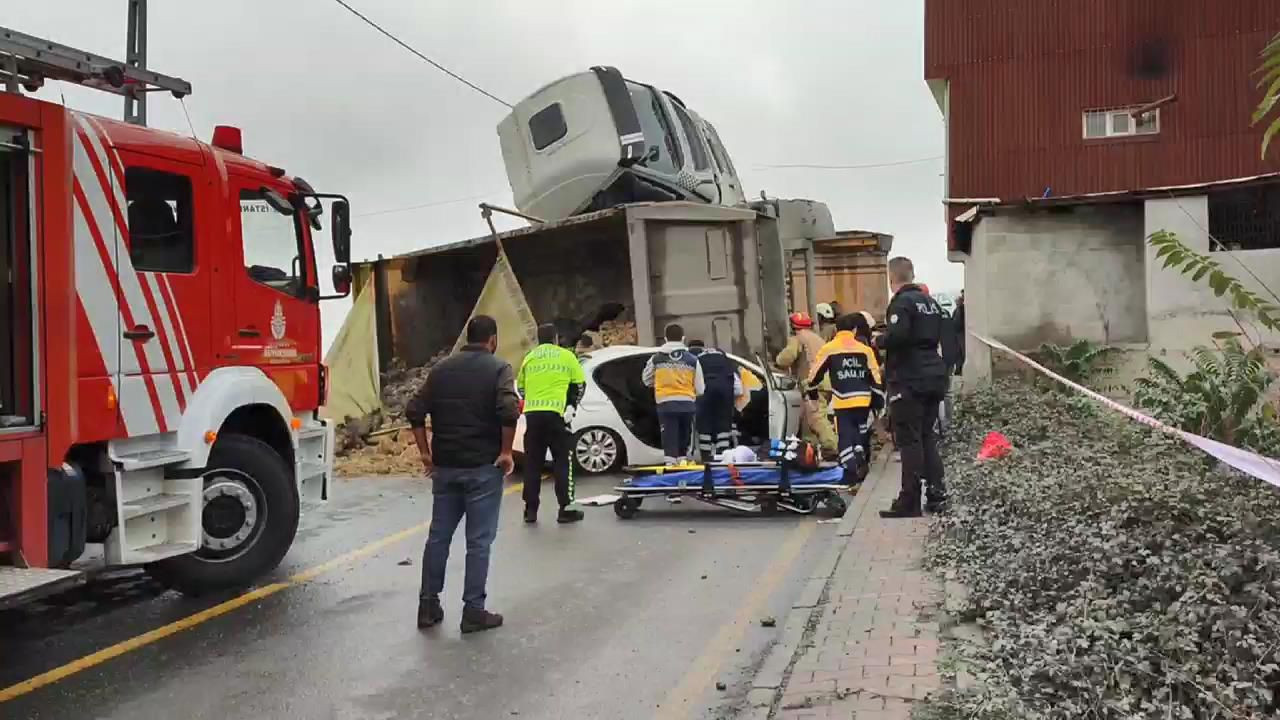İstanbul'da korkunç kaza: Harfiyat kamyonu aracın üstüne devrildi - Resim: 2
