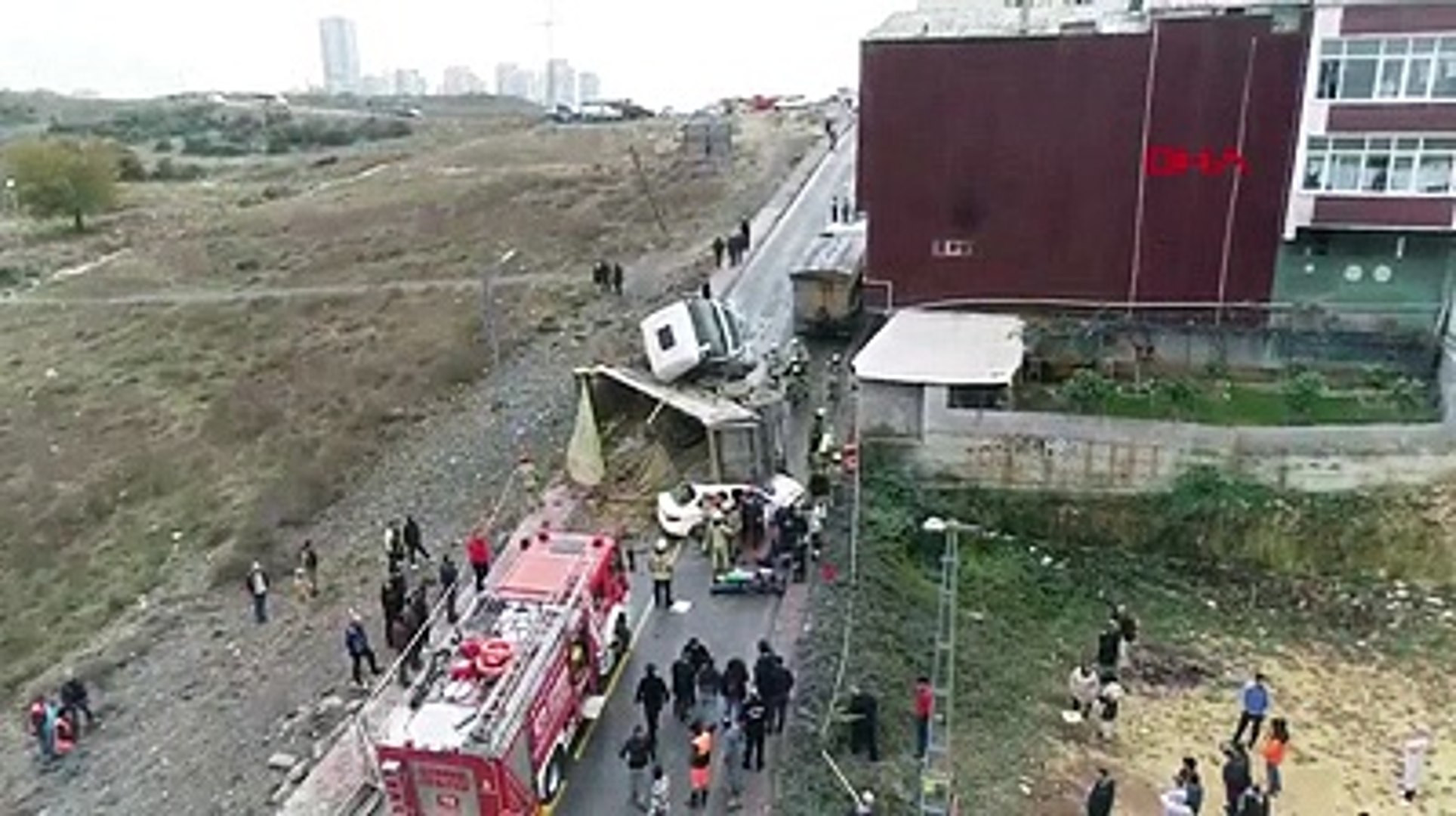 İstanbul'da korkunç kaza: Harfiyat kamyonu aracın üstüne devrildi