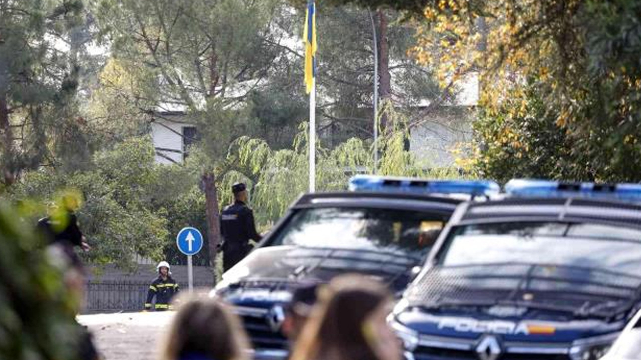Bir ülkeyi ayağa kaldıran olay: Zarf içinde gönderilen bombayı açan görevli hastanelik oldu