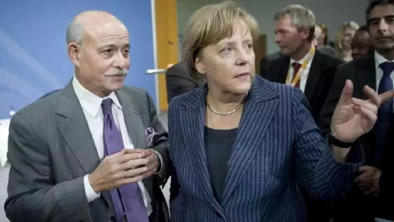 Merkel'in sağ kolu CHP'ye katıldı