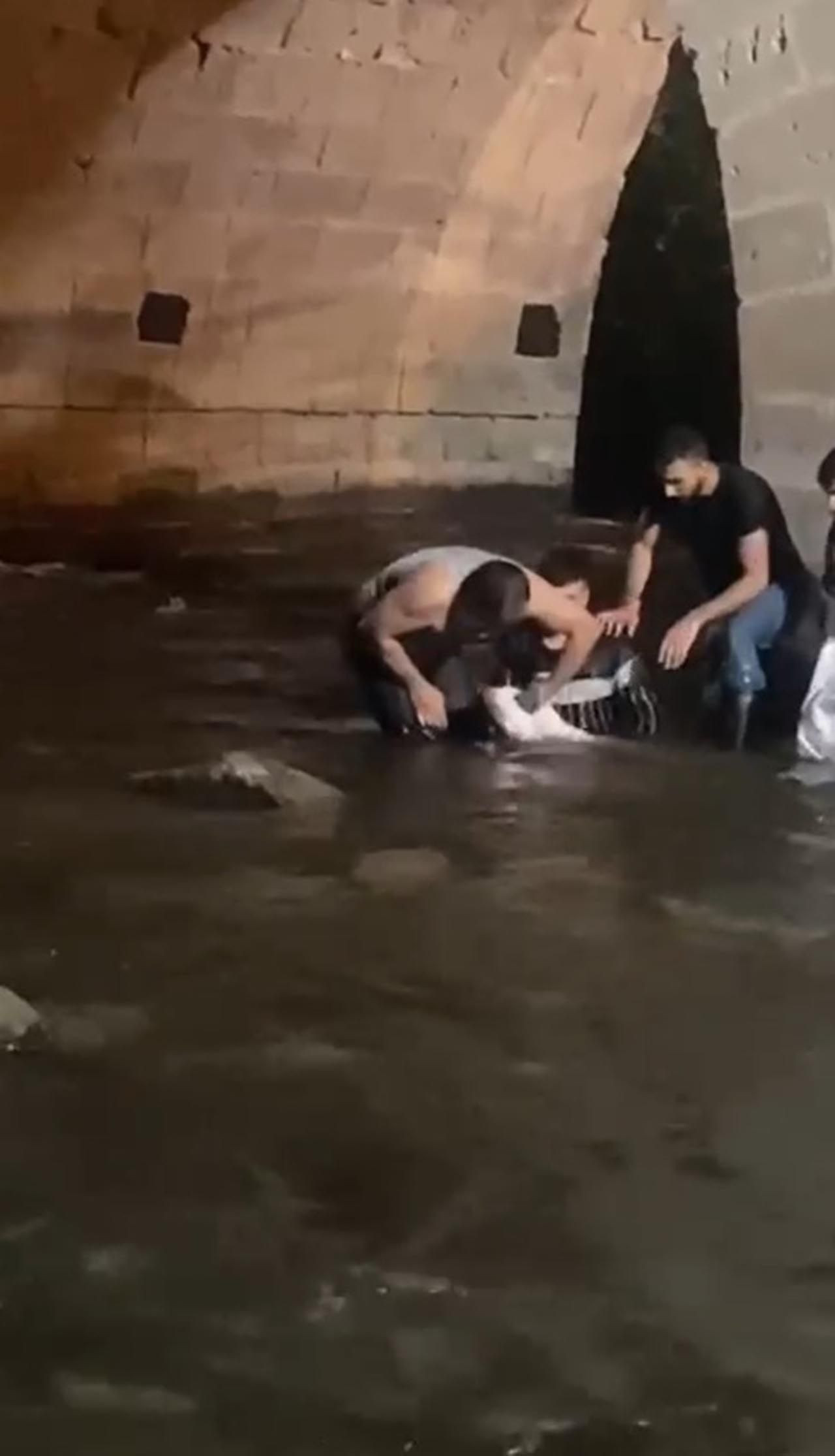 Yer: Adana... 50 kiloluk balıkları elle yakaladılar - Resim: 3