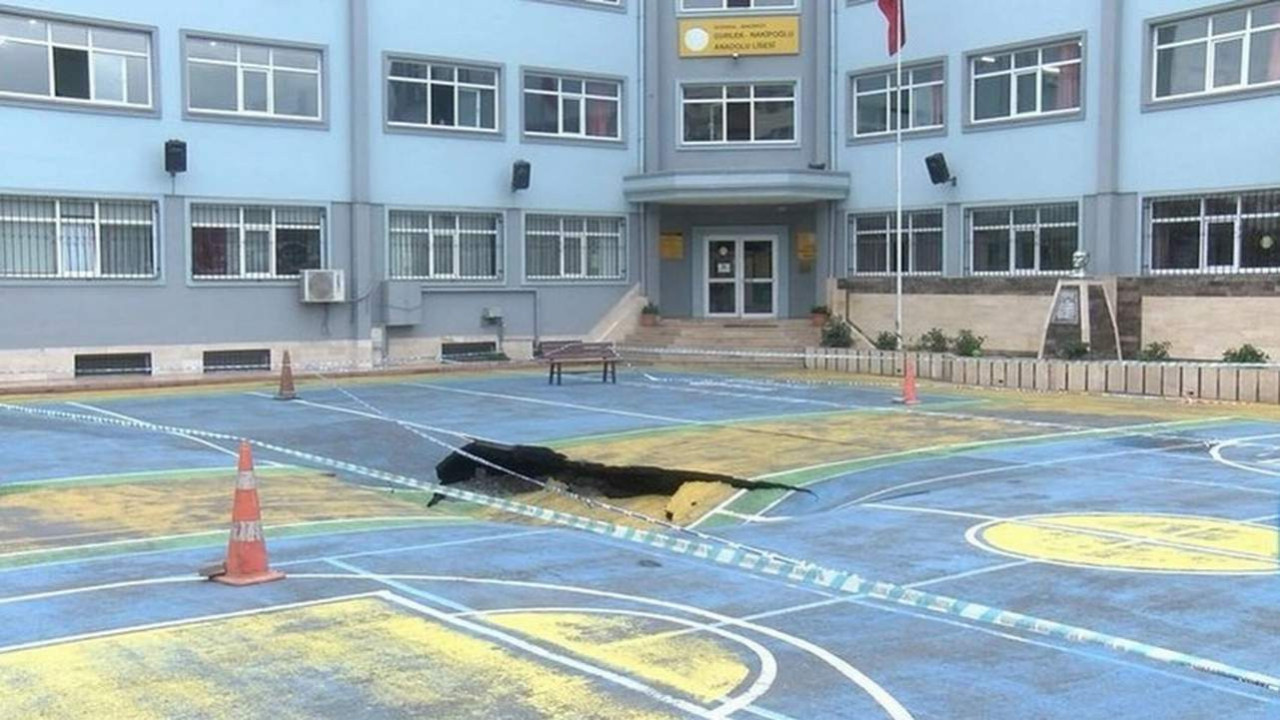 İstanbul'da korku dolu anlar! Okul bahçesi böyle çöktü