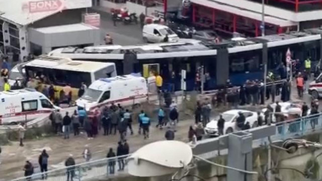 İstanbul'da tramvay ile otobüs çarpıştı: Yaralılar var!