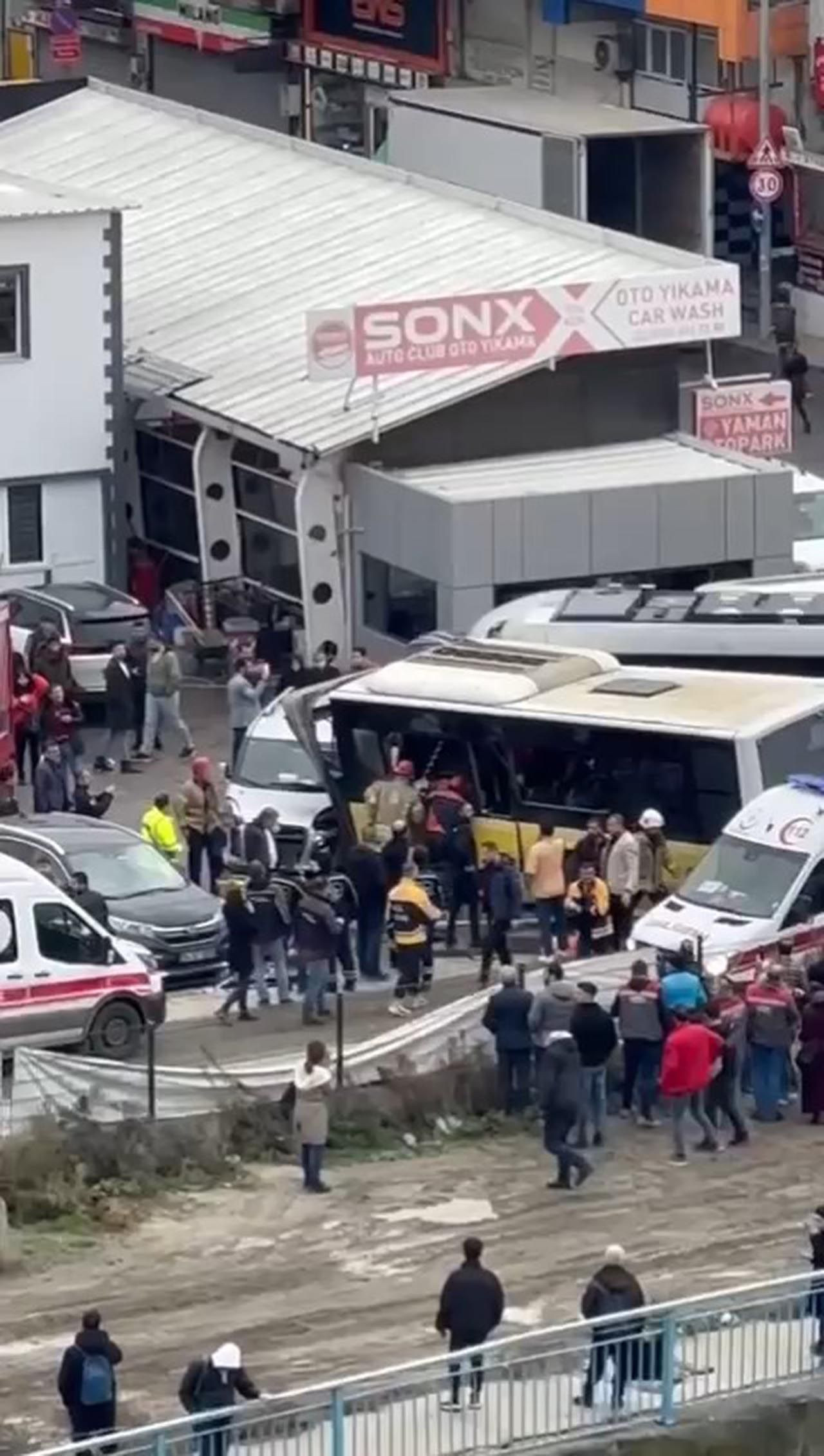 İstanbul'da tramvay ile otobüs çarpıştı: Çok sayıda yaralı var - Resim: 1