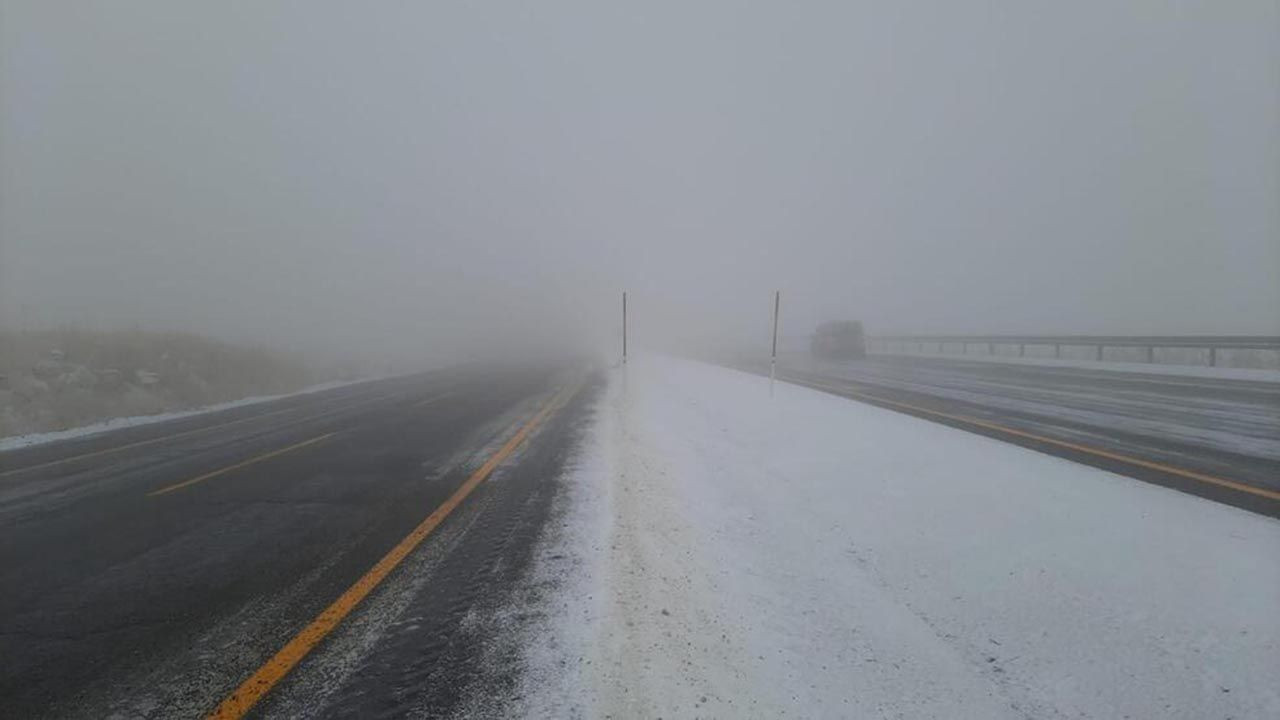 Kars'ta kar, tipi ve buzlanma TIR'lara zor anlar yaşattı - Resim: 4