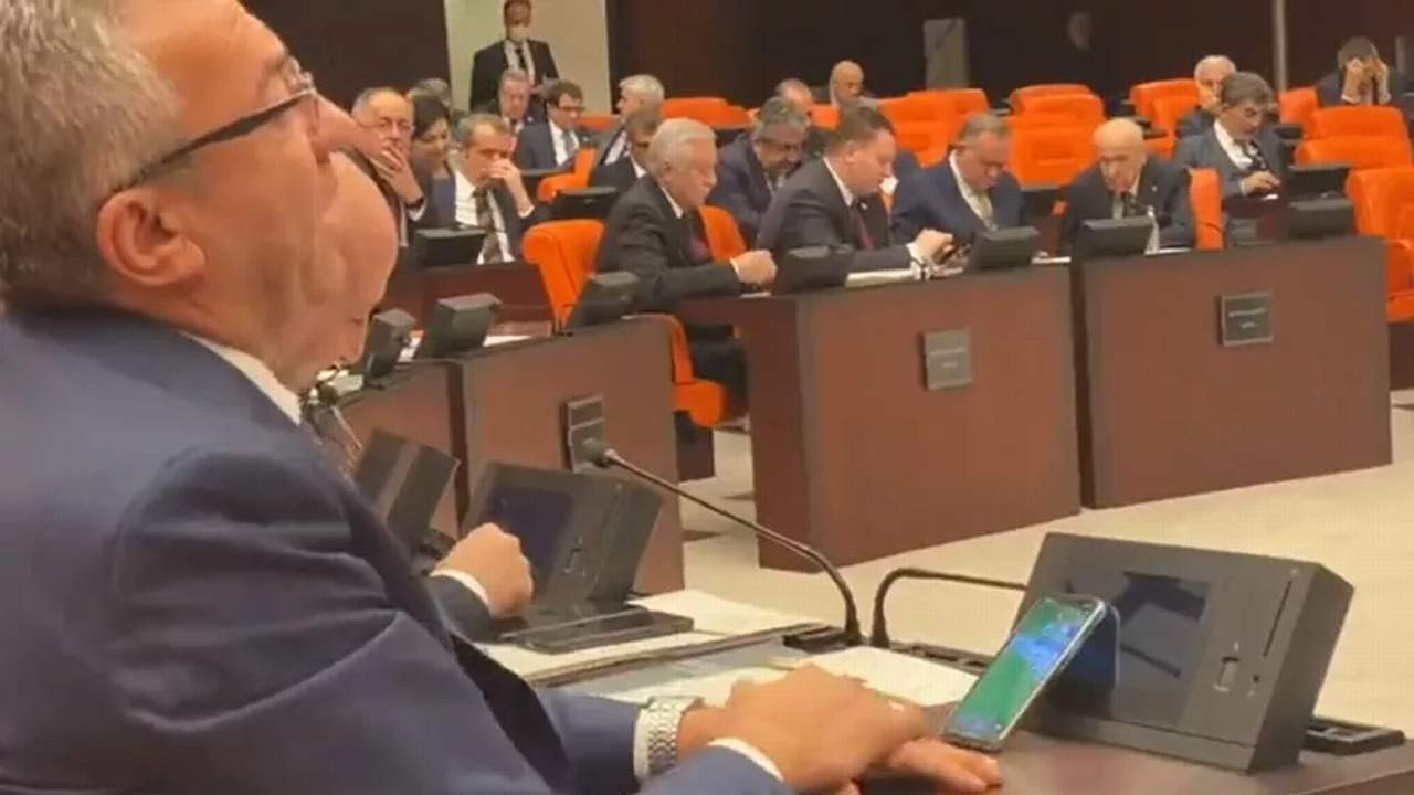 Meclis'te skandal görüntü! CHP'li vekil fena yakalandı
