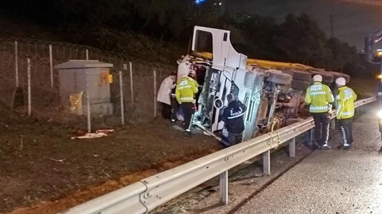 İstanbul'da hafriyat kamyonu devrildi: 1 ölü, 1 yaralı