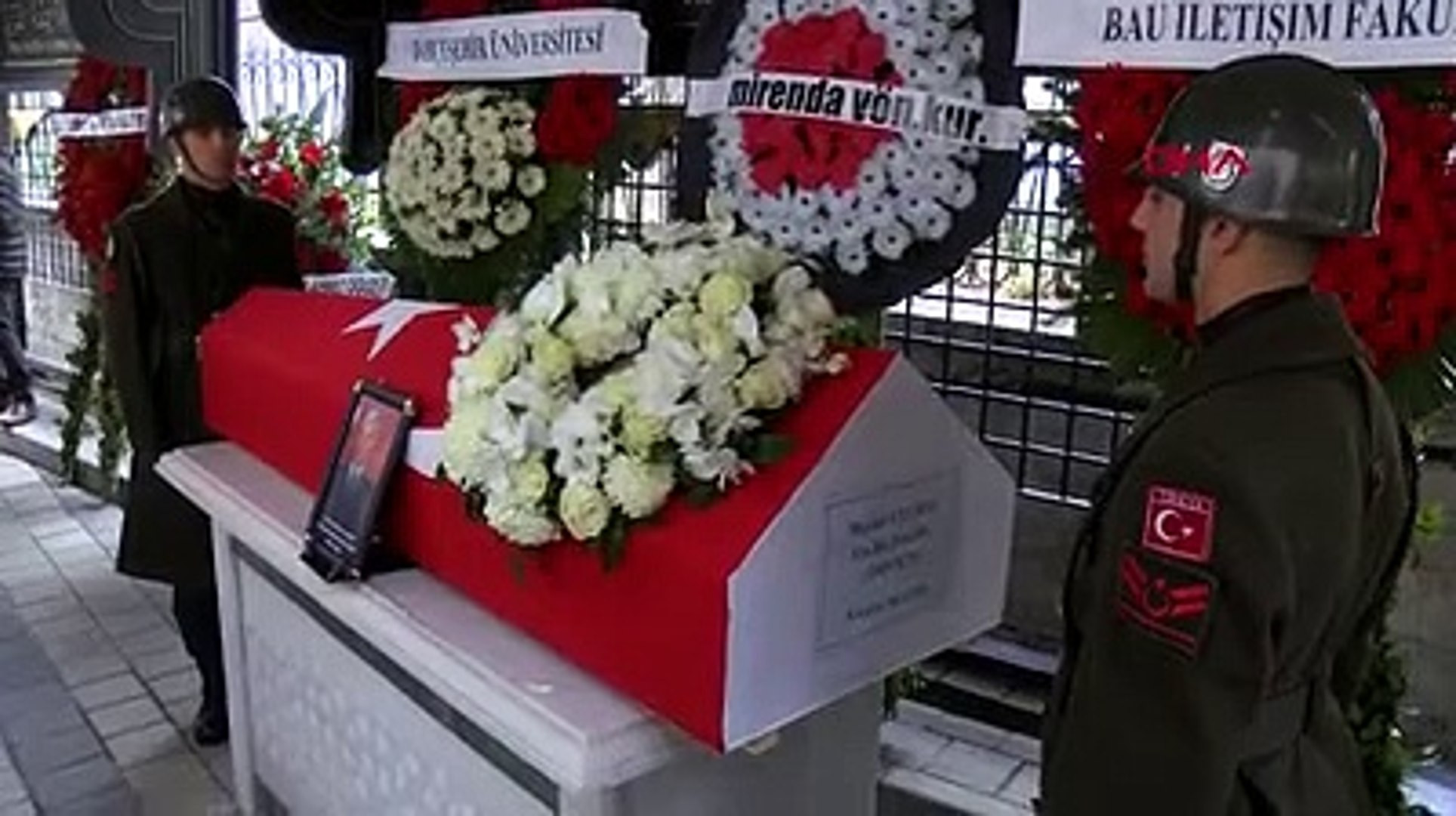 Özge Ulusoy'un babası son yolculuğuna uğurlandı