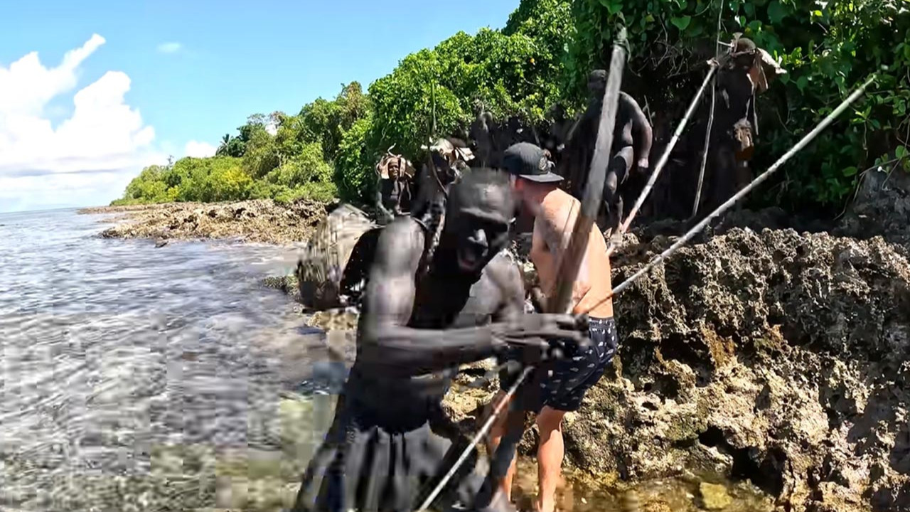 Dünyadan izole yaşayan kabileyi ziyaret eden Youtuber şaşkına döndü
