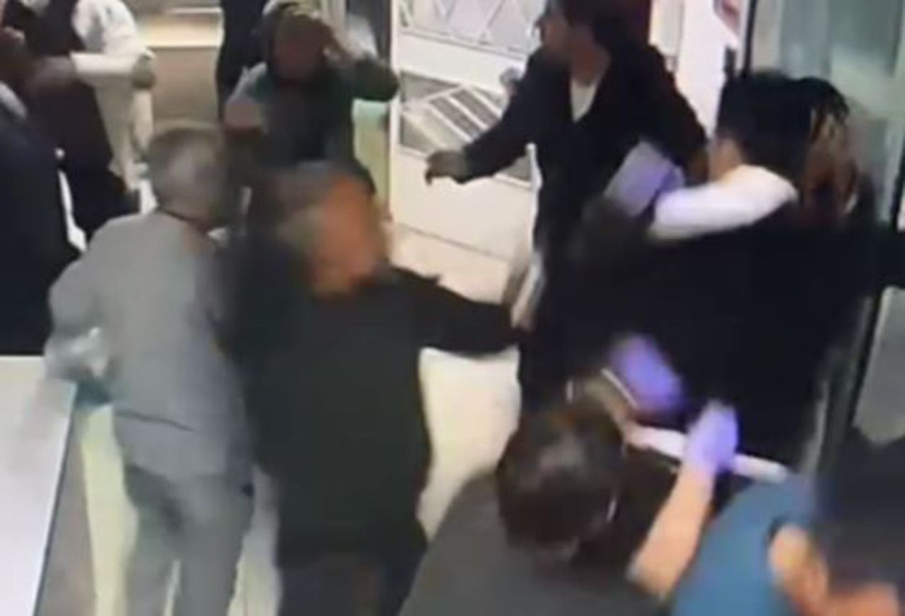 Hastane magandaları kamerada! İlk müdahaleyi saldırdıkları sağlıkçılar yaptı - Resim: 1