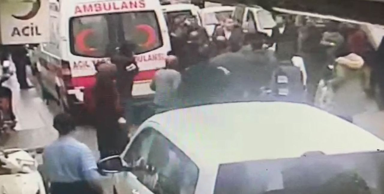 Hastane magandaları kamerada! İlk müdahaleyi saldırdıkları sağlıkçılar yaptı - Resim: 2