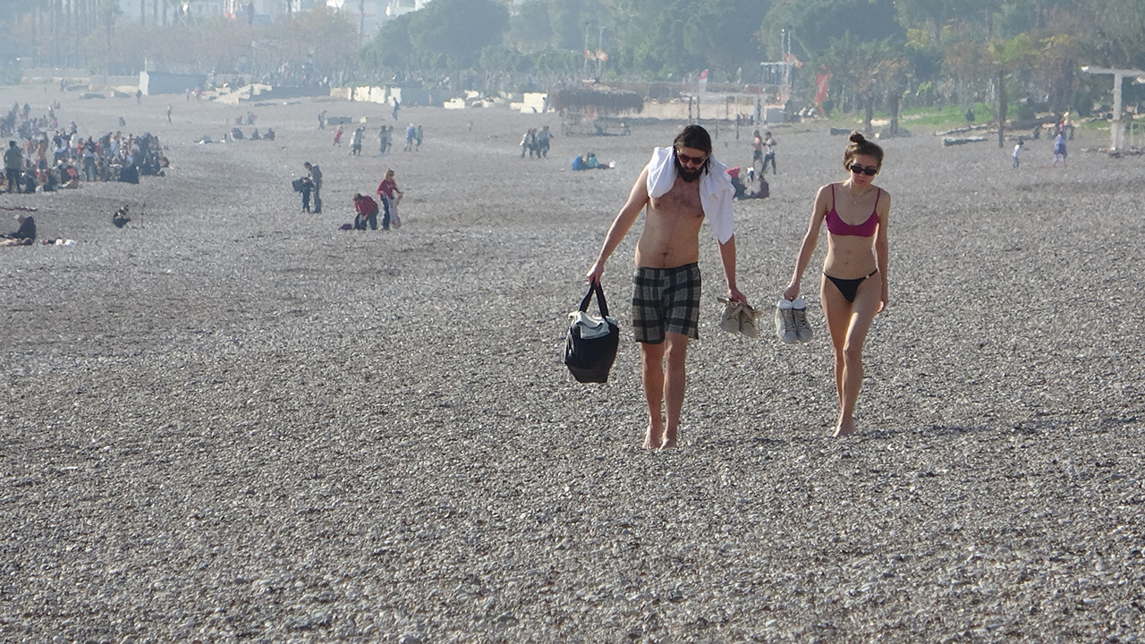 Antalya'da kışın ortasında yaz yaşanıyor! Soluğu denizde aldılar