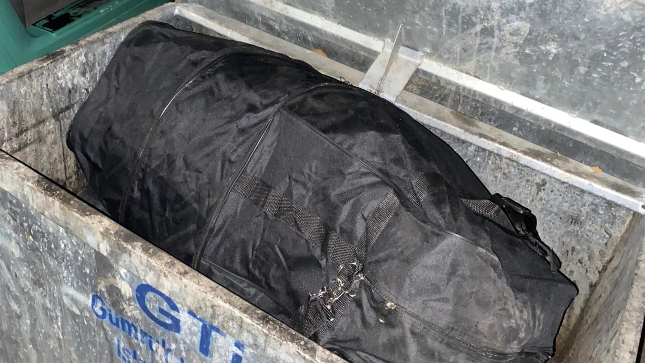 TIR şoförünün çöpe attığı valizlerden bakın ne çıktı!